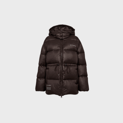 Haute L’Amitié Climb Puffer Jacket i mocca er en varm og stilfuld vinterjakke. Perfekt til hverdagsbrug og kolde dage med komfort og funktionalitet.