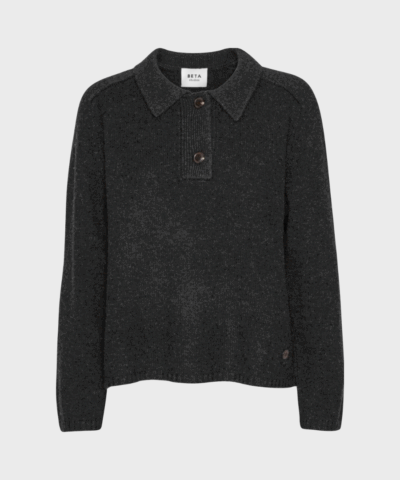 Louisa Polo – mørkegrå polotrøje i uld og cashmere fra Beta Studios med klassisk krave og perlemorsknapper