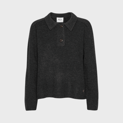 Louisa Polo – mørkegrå polotrøje i uld og cashmere fra Beta Studios med klassisk krave og perlemorsknapper