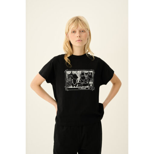 Rue De Tokyo Teagan T-shirt i sort med hvidt Mumi-familieprint.
