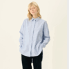 Rue de Tokyo Shelby Stripe Oxford skjorte – frontvisning med lyseblå/hvide striber