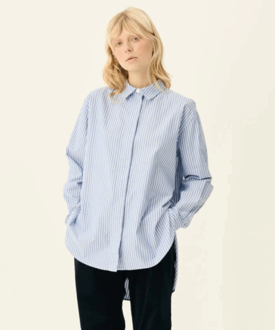 Rue de Tokyo Shelby Stripe Oxford skjorte – frontvisning med lyseblå/hvide striber