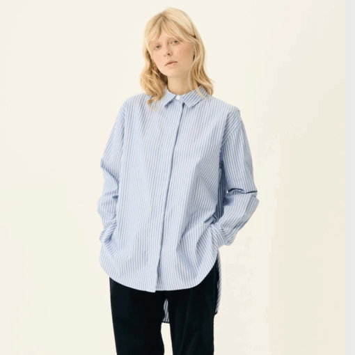 Rue de Tokyo Shelby Stripe Oxford skjorte – frontvisning med lyseblå/hvide striber