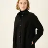 Rue de Tokyo Seke Crushed Cotton skjorte i sort – front