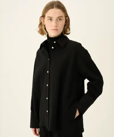 Rue de Tokyo Seke Crushed Cotton skjorte i sort – front