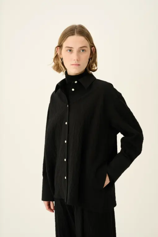 Rue de Tokyo Seke Crushed Cotton skjorte i sort – front