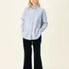 Modellen ifører oversize Shelby Stripe Oxford skjorte – front og ryg