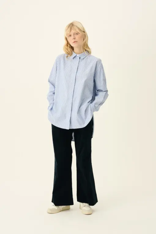Modellen ifører oversize Shelby Stripe Oxford skjorte – front og ryg