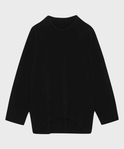 Sort merinouldsweater med høj hals, brede ribkanter og afrundet bundsøm – lavet i 100% certificeret merinould.