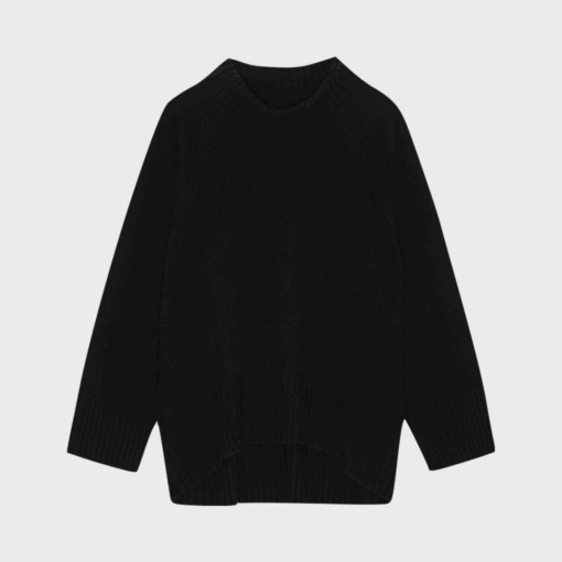 Sort merinouldsweater med høj hals, brede ribkanter og afrundet bundsøm – lavet i 100% certificeret merinould.