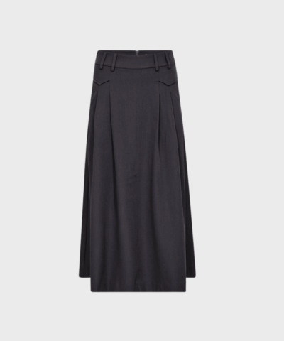Elegant sort plisseret nederdel fra Co'Couture med praktiske lommer og bæltestropper. Perfekt til hverdag og fest – køb den hos Merci-Give.