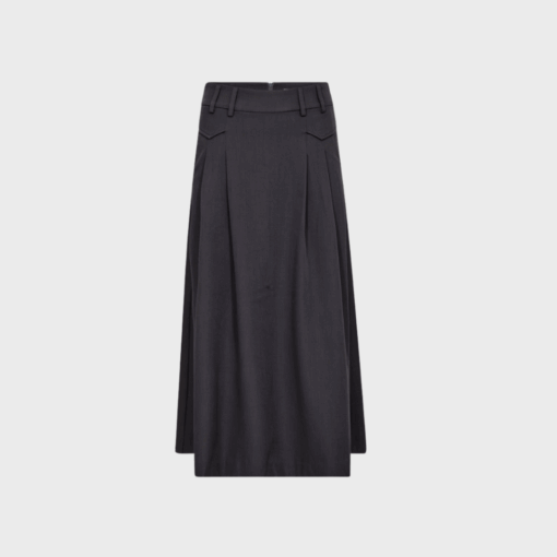 Elegant sort plisseret nederdel fra Co'Couture med praktiske lommer og bæltestropper. Perfekt til hverdag og fest – køb den hos Merci-Give.