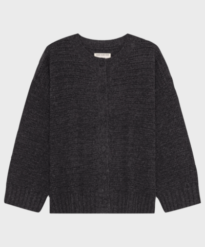 Dora cardigan fra moshi moshi mind i mørkegrå merinould med mønsterstrik og knaplukning