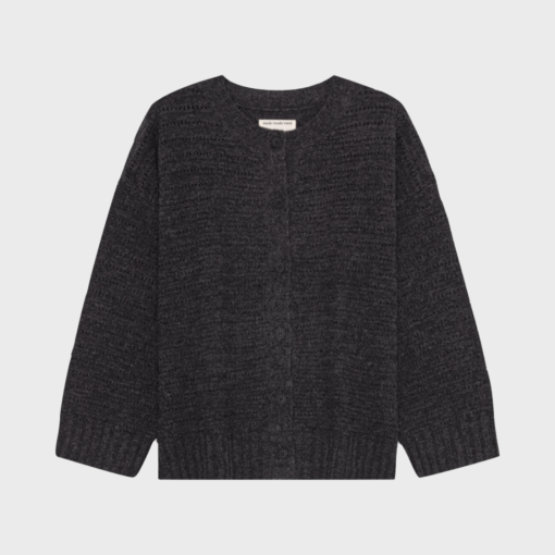 Dora cardigan fra moshi moshi mind i mørkegrå merinould med mønsterstrik og knaplukning