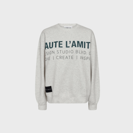 Opdag L’amitie Studio Logo Sweat Hoodie i mørkegrå. Blød kvalitet med ikonisk logo – perfekt til hverdag og afslapning. Fri fragt over 499 DKK.