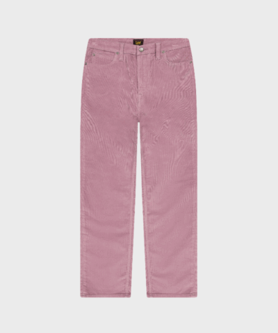 Lee Carol Mom Jeans i Plumberry – høj talje, lige ben og cropped længde i blød corduroy med 20% genanvendt bomuld. Klassisk mom fit med ikoniske Lee-detaljer og komfortabel stretch.