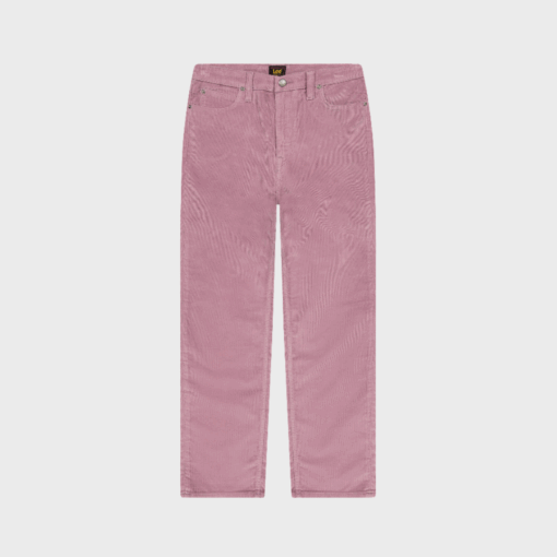 Lee Carol Mom Jeans i Plumberry – høj talje, lige ben og cropped længde i blød corduroy med 20% genanvendt bomuld. Klassisk mom fit med ikoniske Lee-detaljer og komfortabel stretch.