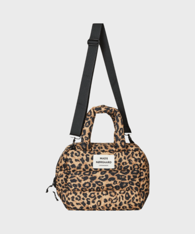Light Ripstop Boxy AOP Bag i Leo leopardprint – puffy crossover fra Mads Nørgaard.