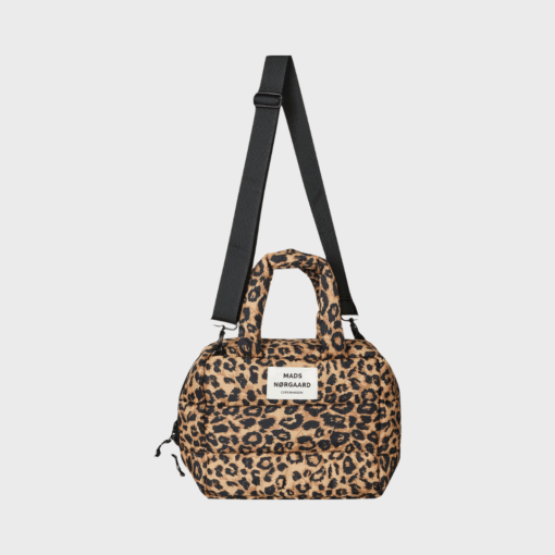 Light Ripstop Boxy AOP Bag i Leo leopardprint – puffy crossover fra Mads Nørgaard.