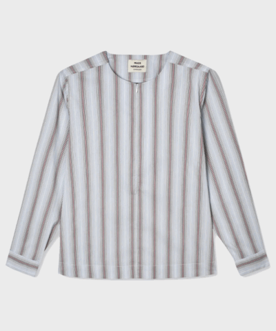 Poplinda Dana Shirt i Shadow Pinstripe / Winery – elegant stribet bluse fra Mads Nørgaard.