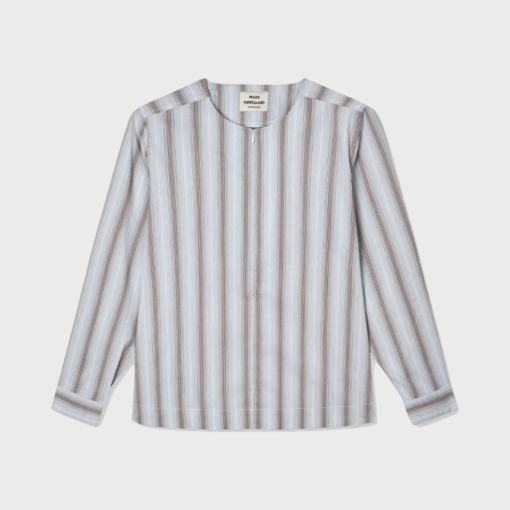 Poplinda Dana Shirt i Shadow Pinstripe / Winery – elegant stribet bluse fra Mads Nørgaard.