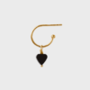 Elegant STINE A ørering med sort ædelsten i 18 karat forgyldt sterling sølv. Tidløst design, perfekt til både hverdag og fest. Fri fragt over 499 DKK.