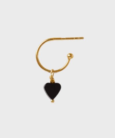 Elegant STINE A ørering med sort ædelsten i 18 karat forgyldt sterling sølv. Tidløst design, perfekt til både hverdag og fest. Fri fragt over 499 DKK.