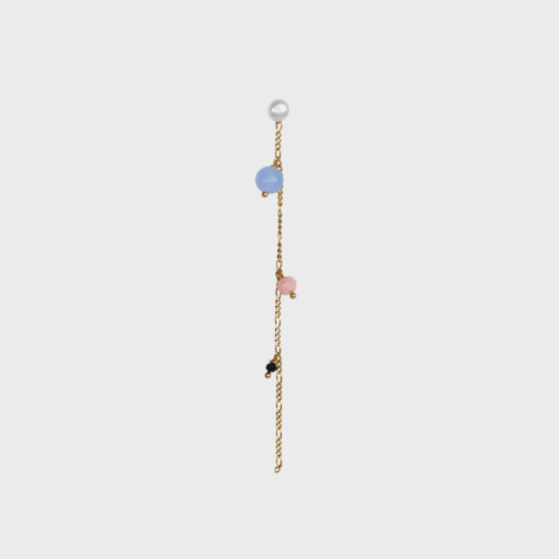 Elegant STINE A lang ørering med ferskvandsperle og farvede ædelsten (blå og rosa) i 18 karat forgyldt sterling sølv. Perfekt til både hverdag og fest. Fri fragt over 499 DKK.