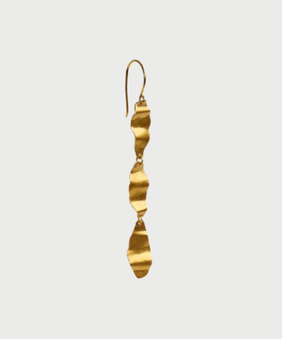 Elegant STINE A hængende ørering i 18 karat forgyldt sterling sølv. Tidløst og sofistikeret design, perfekt til hverdag og fest. Fri fragt over 499 DKK.