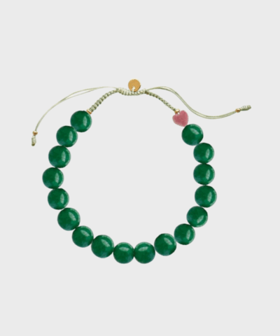 Tilføj farve og elegance med Stine A Cherrie Bon Bon Bracelet i Happy Green – et smukt armbånd med ægte grønne sten, perfekt til hverdag og fest.