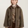 Basic Apparel Ajlin Jacket i Tarmac – løs jakke i genanvendt polyester med fløjls-krave, lommer og stolpelukning.