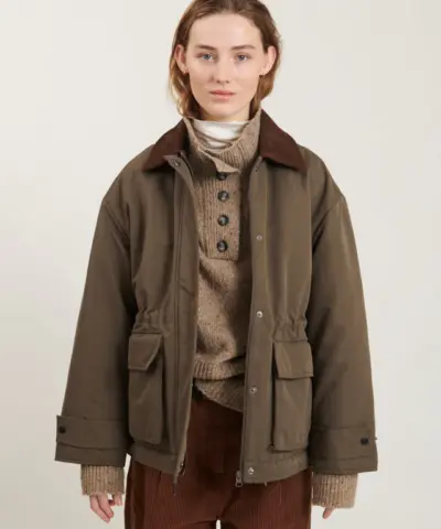 Basic Apparel Ajlin Jacket i Tarmac – løs jakke i genanvendt polyester med fløjls-krave, lommer og stolpelukning.
