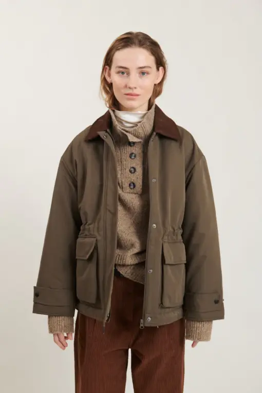 Basic Apparel Ajlin Jacket i Tarmac – løs jakke i genanvendt polyester med fløjls-krave, lommer og stolpelukning.