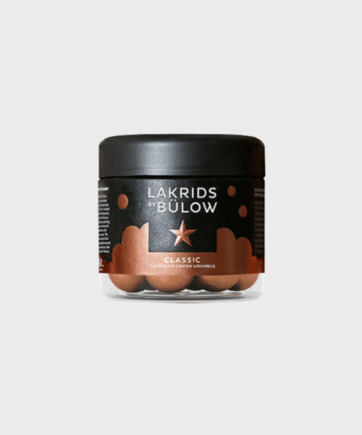 Lakrids by Bülow Classic Caramel Small: Søde lakridsperler overtrukket med dulce chokolade og et strejf af havsalt. Luksuriøs smagsoplevelse. Køb hos Merci-Give