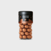 Lakrids by Bülow Classic Caramel Regular: Søde lakridsperler overtrukket med dulce chokolade og et strejf af havsalt. Køb hos Merci-Give.