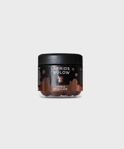 Lakrids by Bülow Double Chocolate Small: Søde lakridsperler overtrukket med dulce chokolade og kakaonibs. Luksuriøs smagsoplevelse. Køb hos Merci-Give