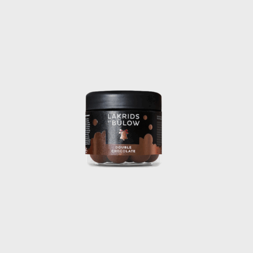 Lakrids by Bülow Double Chocolate Small: Søde lakridsperler overtrukket med dulce chokolade og kakaonibs. Luksuriøs smagsoplevelse. Køb hos Merci-Give