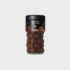 Lakrids by Bülow Double Chocolate Regular: Søde lakridsperler overtrukket med dulce chokolade og kakaonibs. Luksuriøs smagsoplevelse. Køb hos Merci-Give
