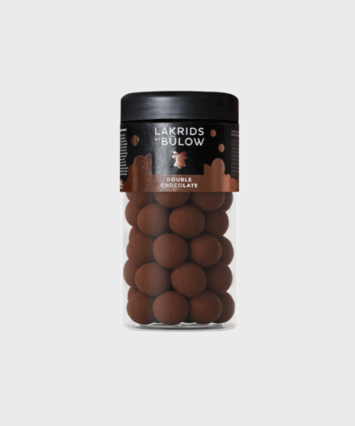 Lakrids by Bülow Double Chocolate Regular: Søde lakridsperler overtrukket med dulce chokolade og kakaonibs. Luksuriøs smagsoplevelse. Køb hos Merci-Give