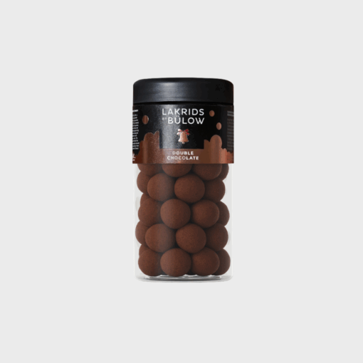 Lakrids by Bülow Double Chocolate Regular: Søde lakridsperler overtrukket med dulce chokolade og kakaonibs. Luksuriøs smagsoplevelse. Køb hos Merci-Give