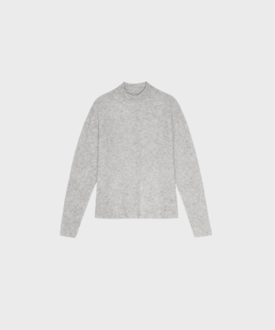 Langærmet bluse i cashmere og silke fra CARE BY ME. AVA – blød, let og feminin med rå hals og rynkedetalje.