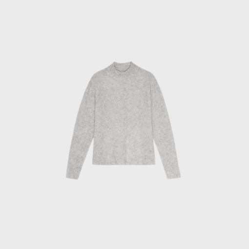 Langærmet bluse i cashmere og silke fra CARE BY ME. AVA – blød, let og feminin med rå hals og rynkedetalje.
