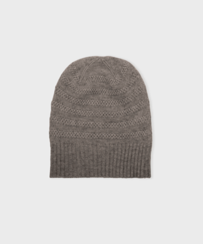 Strikhue i 100% cashmere fra CARE BY ME. MEA – blød, varm og elegant til sæsonens kolde dage.