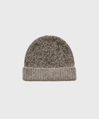 Hela beanie i meleret barkfarvet lamauld med ribstrik og foldet kant – vises fladt med blød tekstur.