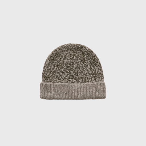 Hela beanie i meleret barkfarvet lamauld med ribstrik og foldet kant – vises fladt med blød tekstur.