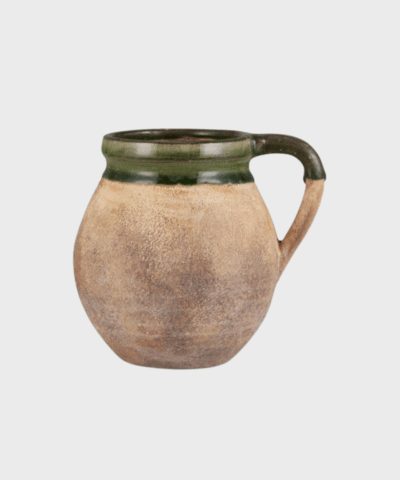 CopilotHer er en kort og præcis meta-beskrivelse til produktet: Keramikvase med hank og grøn kant fra Ib Laursen. Del af Avignon-serien – dekorativ og perfekt til blomster.