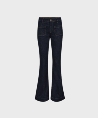 "Ivy Copenhagen Ann Charlotte Flare Jeans i mørk rinse vask. Klassisk pasform med slim fit og let flare. Køb online hos Merci-Give – fri fragt fra 499 kr."