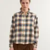 Basic Apparel Kira Shirt i ternet Copen Blue/Birch med klassisk krave, knaplukning og brystlommer – afslappet og tidløst design.