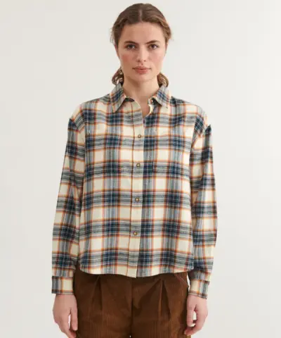 Basic Apparel Kira Shirt i ternet Copen Blue/Birch med klassisk krave, knaplukning og brystlommer – afslappet og tidløst design.