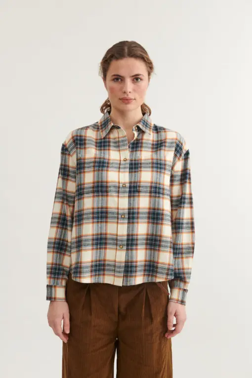 Basic Apparel Kira Shirt i ternet Copen Blue/Birch med klassisk krave, knaplukning og brystlommer – afslappet og tidløst design.